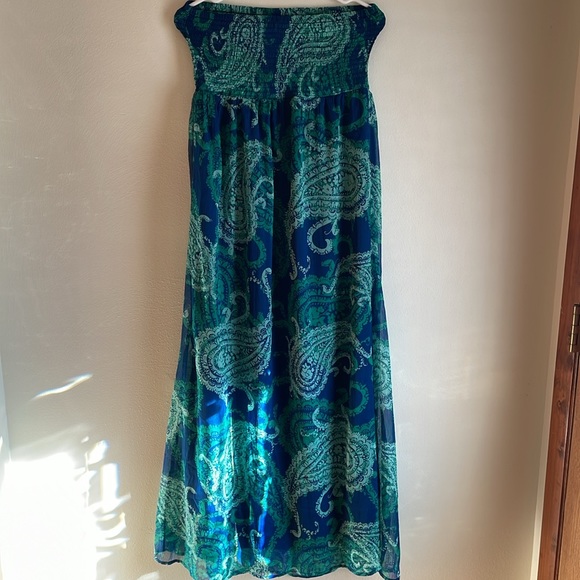 Beach ready, strapless paisley print perfect for poolside. Stretchy comfort! - Picture 6 of 6